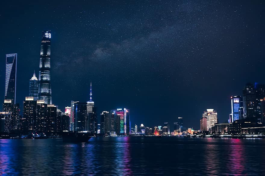 Budynki, jezioro, nocne niebo, rzeka Huangpu, noc, wieżowiec, pejzaż miejski, miejska linia horyzontu, znane miejsce, architektura, oświetlony