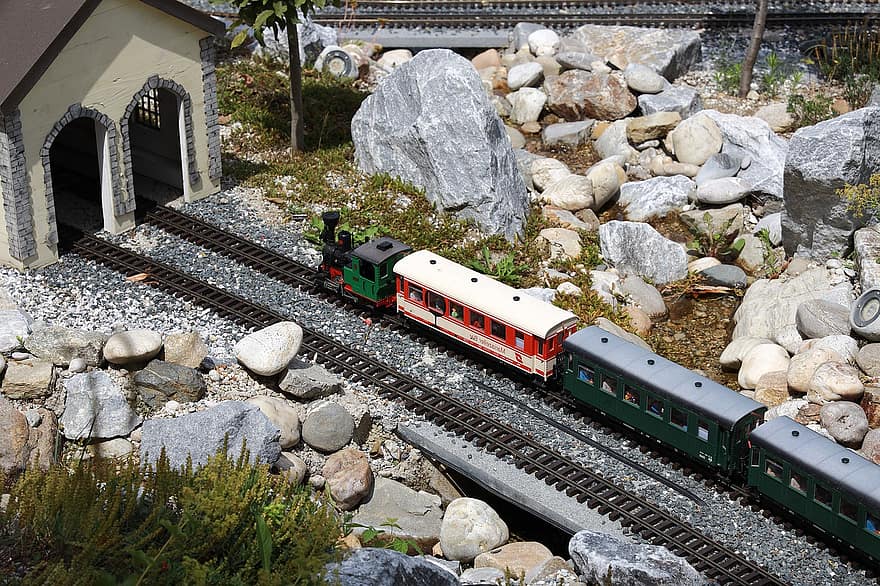 рейки, поїзд, залізниця, паровоз, садова залізниця, модель поїзда, сад, хобі, дозвілля, залізнична станція, каміння