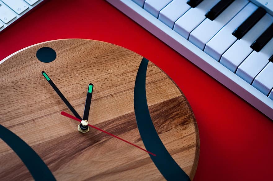 rellotge, temps, mecànic, creació, música, contrast, pas del temps, claus, fet a mà, fusta, primer pla