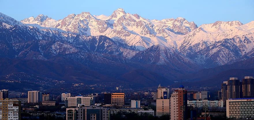Kazakstan, kaupunki, vuoret, Almaty, ilta, maisema, vuori, lumi, kaupunkikuvan, vuorenhuippu, kaupunkien horisonttiin