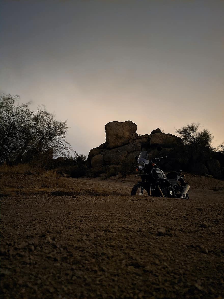 オートバイ、砂漠、曇り、夕暮れ、岩石、バッドランズ、車両、交通手段、スコッツデール、アリゾナ、岩