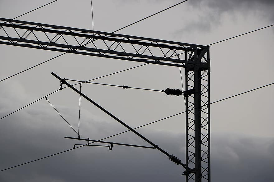 cables, cables elèctrics, ferrocarril, rail, cel dramàtic, ennuvolat, núvols, a l'aire lliure, volt, perill, electricitat