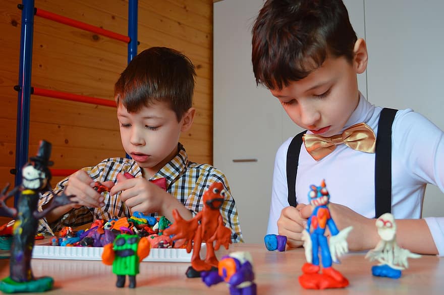 những cậu bé, đồ chơi, đang chơi, trẻ em, bọn trẻ, trẻ, thời thơ ấu, số liệu hành động, Các bài học về mô hình hóa, Bức tượng nhỏ bằng nhựa, Thủ công mỹ nghệ Plasticine
