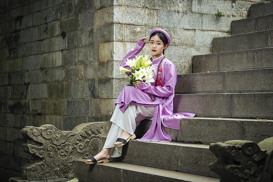 femme, pose, ao dai, robe, robe traditionnelle, fleurs, asiatique, femme asiatique, jeune femme, femelle, modèle