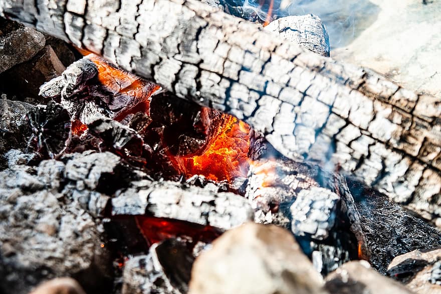 火災、薪、灰、煙、熱、暖かさ、木材、キャンプファイヤー、たき火、やけど、燃焼