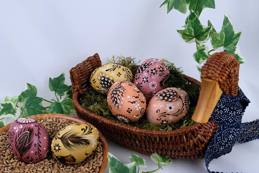 húsvéti tojás, húsvéti dekoráció, kosár, festett tojások, természetes színek, Húsvéti motívum, tavaszi, húsvéti, hagyomány, Fújt tojások, Toll tojások