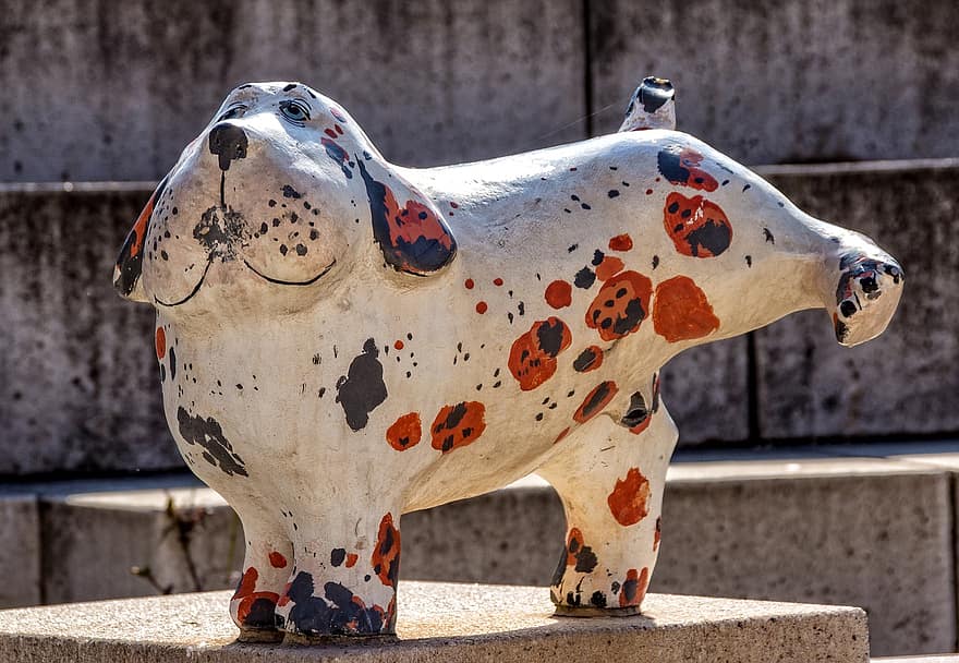 Pinkelnde Hundeskulptur, Hund, Hundeskulptur, Brunnen, Hundestatue