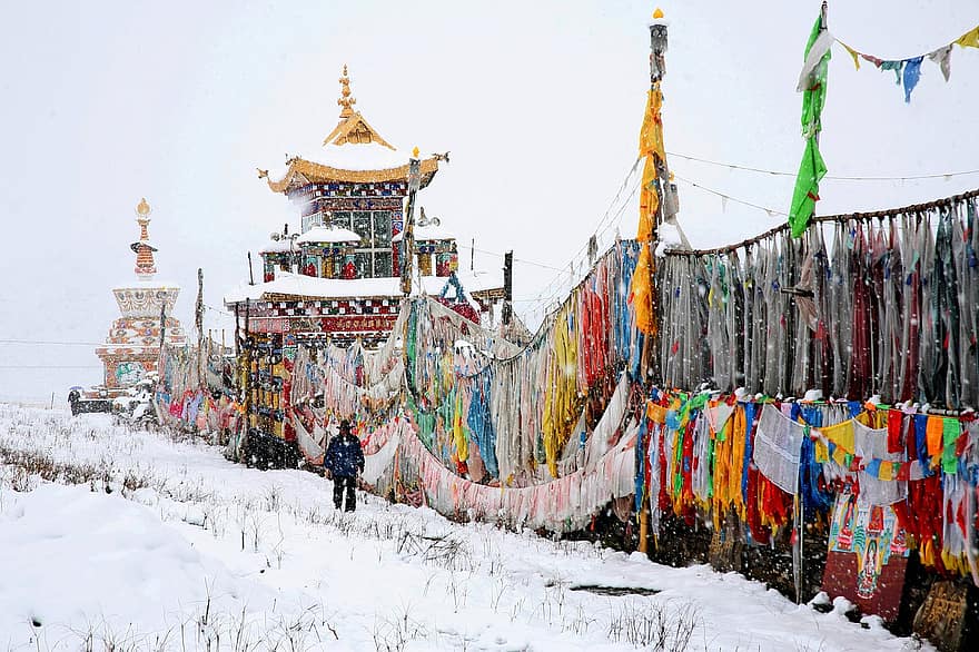 Tibet, tempel, gebedsvlaggen, sneeuw, winter, Boeddhisme, culturen, religie, traditioneel festival, multi gekleurd, geestelijkheid