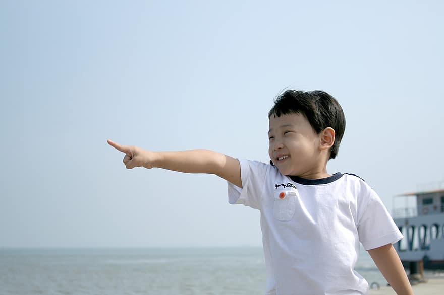 gutt, smil, punkt, peker, pekende finger, smilende, asiatisk, portrett, asiatisk gutt, liten gutt, kid