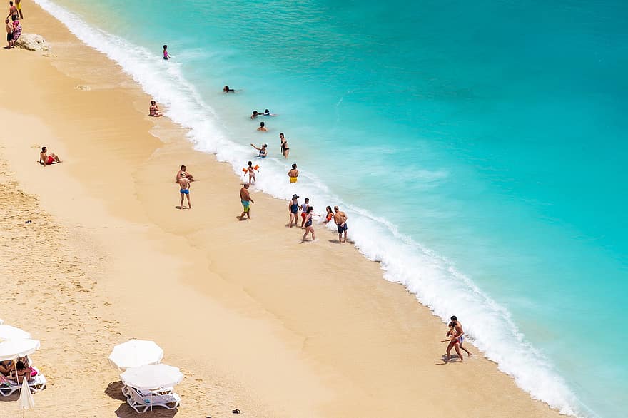 παραλία, Ανθρωποι, τουρίστες, διακοπές, καλοκαίρι, καλοκαιρινές διακοπές, αργία, πλήθος, ομπρέλες στην παραλία, ακτή, άμμος