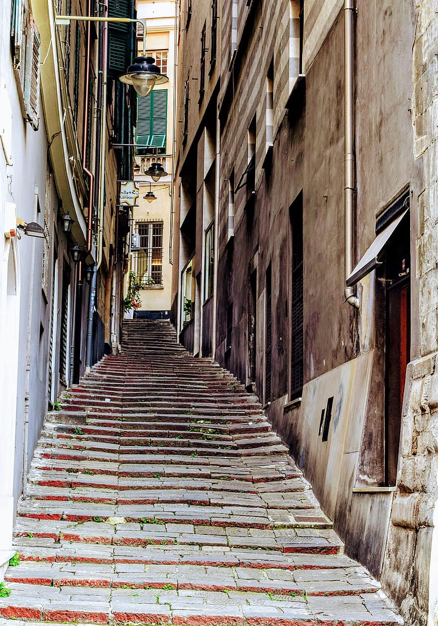 جنوى ، إيطاليا ، مدينة جنوة ، ضيق شارع جنوة ، طريق ضيق ، مدينة جنوة القديمة ، رومانسية شارع ضيق جنوة