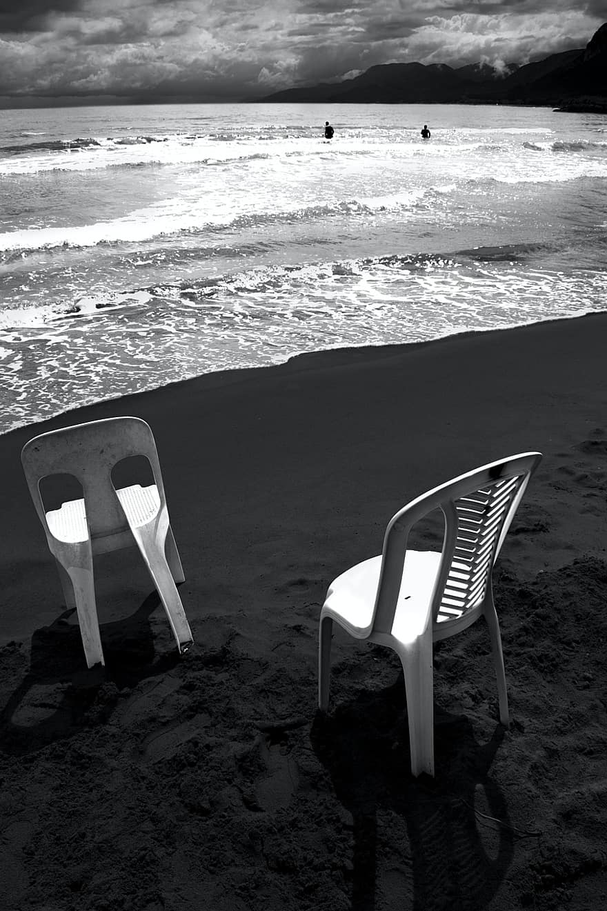 krzesła, morze, plaża, czarny i biały, monochromia, Wybrzeże, ocean