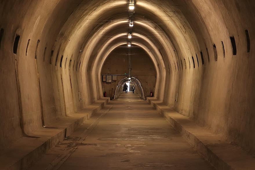 подземный тоннель, прохождение, Zagreb, Хорватия, в помещении, архитектура, под землей, арка, коридор, темно, точка схода