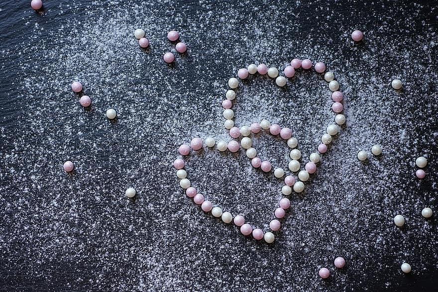 perly z cukru, Perlové bonbóny, Jedlé perly, srdce, Valentýn, tvar srdce, pilulka, milovat, kapsle, pozadí, detail