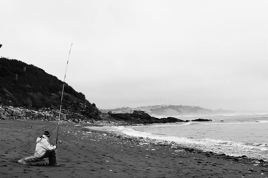 pantai, penangkapan ikan, pria, tongkat pancing, pasir, danau, gelombang, alam, laki-laki, hitam dan putih, air