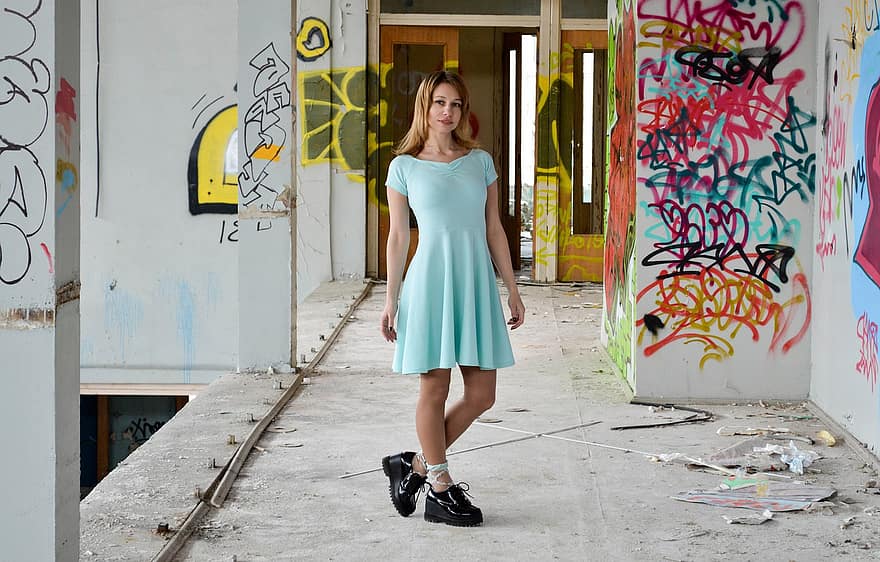 vrouw, model-, jurk, gebouw, kolom, verlaten, grafitti, pose
