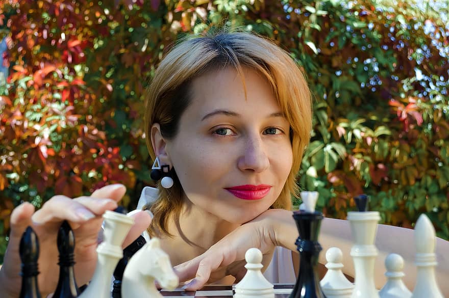 vrouw, vrije tijd, bordspel, schaak, schaakstukken, pose, mooi, Kaukasisch
