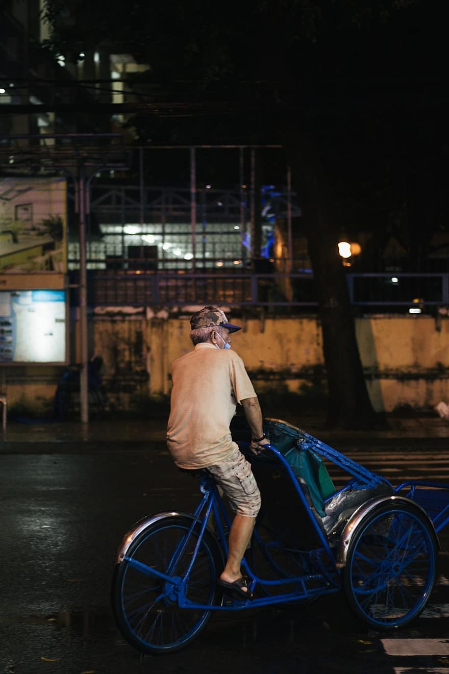 bicicleta, passeig en bici, nit, vida de ciutat, vida nocturna, homes, una persona, ciclisme, adult, transport, mode de transport