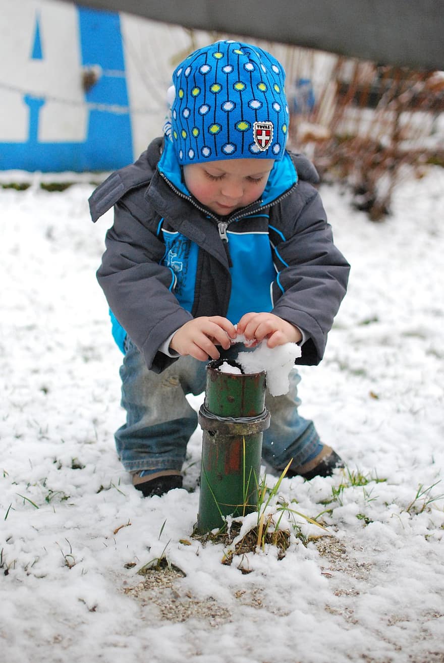 jongen, kind, spelen, sneeuw, winter, buiten, koude, kinderjaren