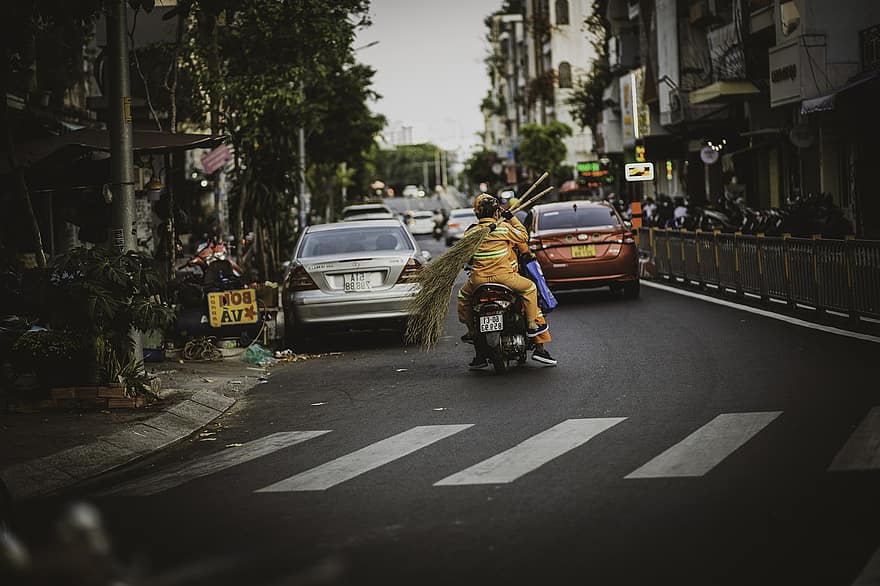 सड़क की सफाई करने वाला, मोटरसाइकिल, सड़क, झाड़ू, कारों, फ़ुटपाथ, लोग, Faridabad, शहरी, पुरुषों, शहर का जीवन
