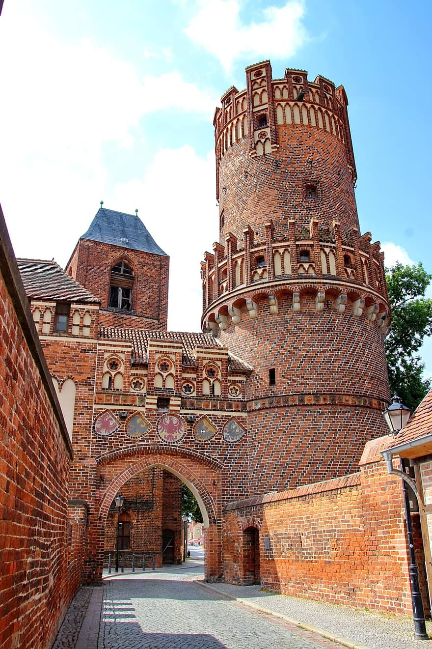 Tangemünde, puerta de la ciudad, la carretera, pueblo Viejo, torre, arco, histórico, pared de ladrillo, pavimento, pueblo