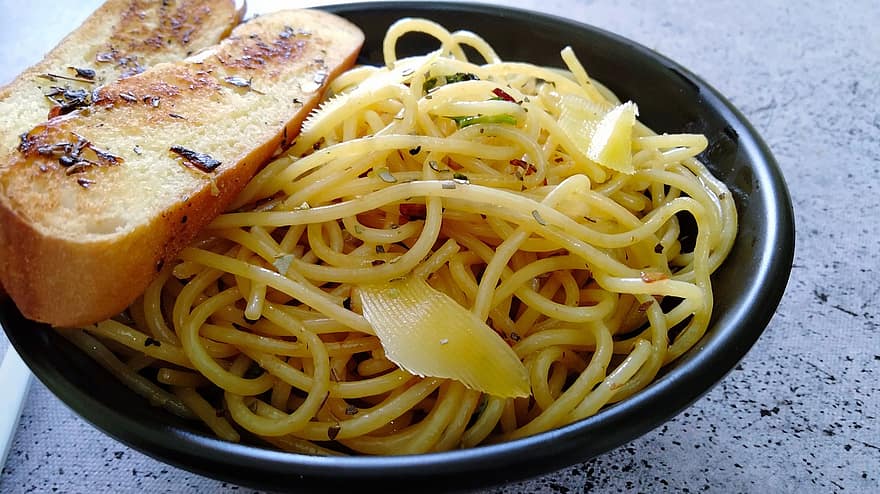 těstoviny, italská kuchyně, jídlo, špagety, Špagety Aglio Olio, nudle, italský recept, detail, gurmán, oběd, deska