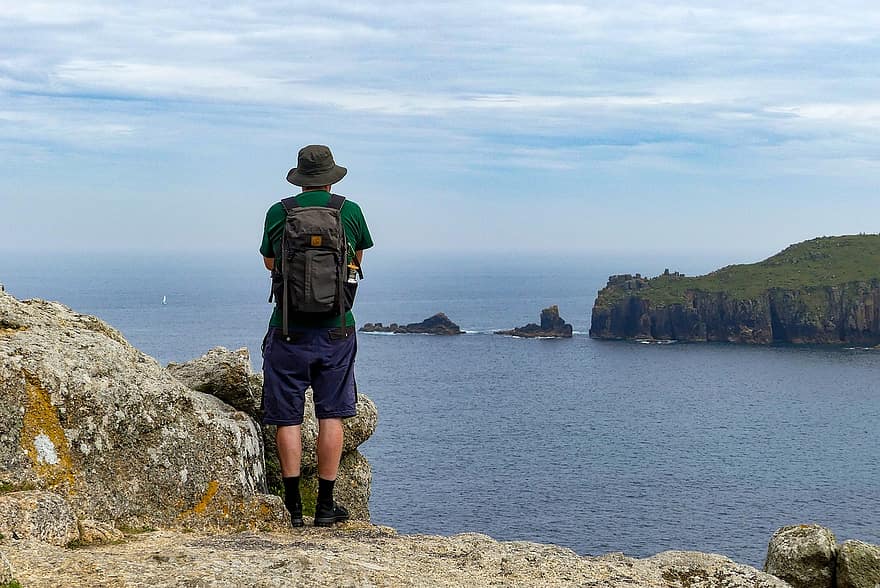 Cornwall, Anglia, tenger, sziget, túrázás, szikla, férfiak, kaland, hátizsák, turista, utazás