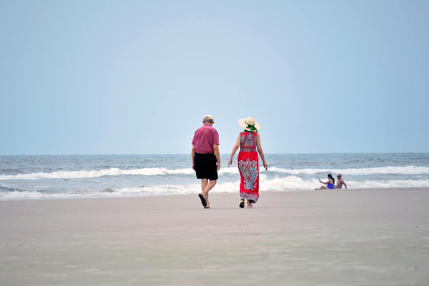 vecāka gadagājuma cilvēkiem, pāris, pensionēšanās, mīlestība, romantika, attiecības, cilvēks, sieviete, pastaigas, pludmale, atpūtai