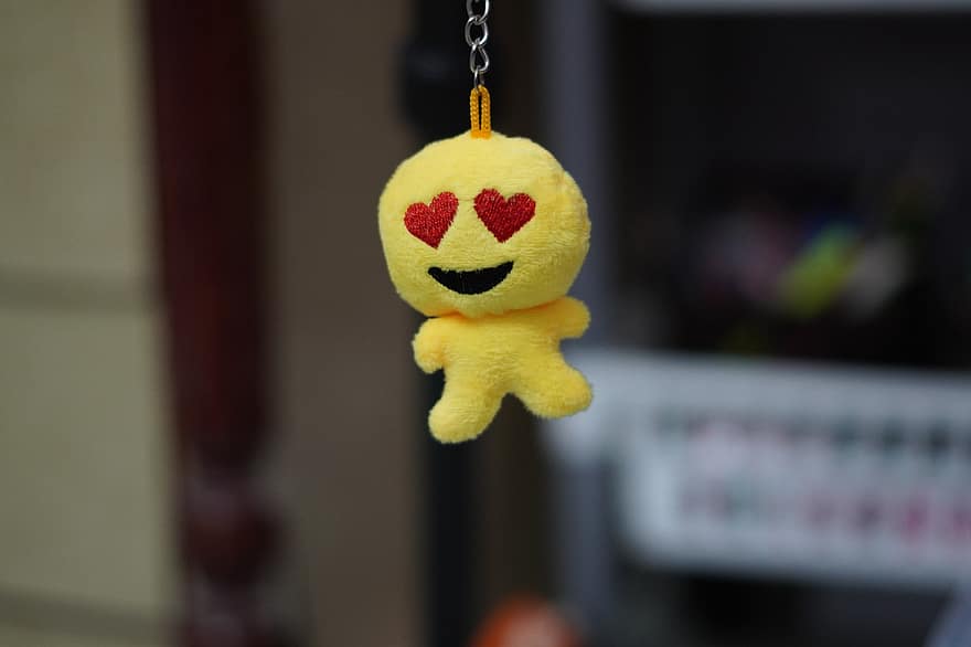 Emoji, Spielzeug, Schlüsselanhänger, Liebe, smiley, Herz, Gelber Schlüsselanhänger, Puppe, Liebe Emoji, Nahansicht, Lebensmittel