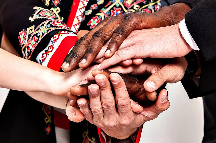 mensen, multiraciale, verschillend, handen, helpen, helpende handen, samen, samenwerken, toetreden, idee