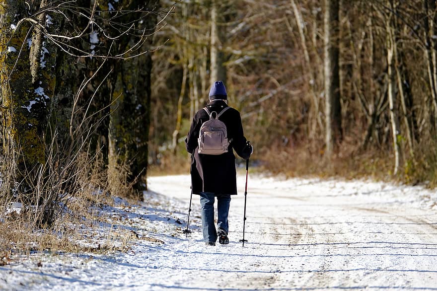 musim dingin, salju, wanita, tua, berjalan kaki, wanita tua, hiking, embun beku, gurun salju, jalan, winterscape