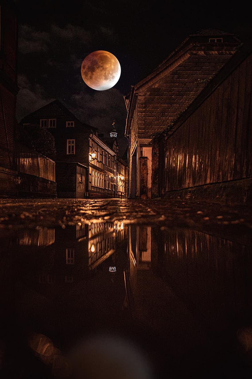vũng nước, mặt trăng, những ngôi nhà, các tòa nhà, đường phố, hẻm, đá cuội, đường phố lát đá cuội, trăng tròn, ánh trăng, bầu trời đêm