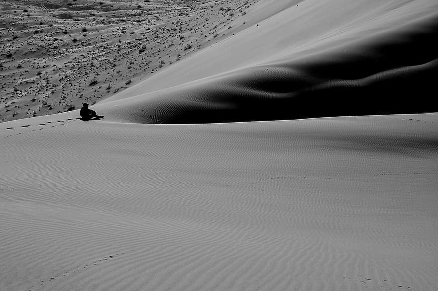alleen, zwart en wit, woestijn, minimaal, menselijk, persoon, zand, zandduin, landschap, avontuur, extreem terrein
