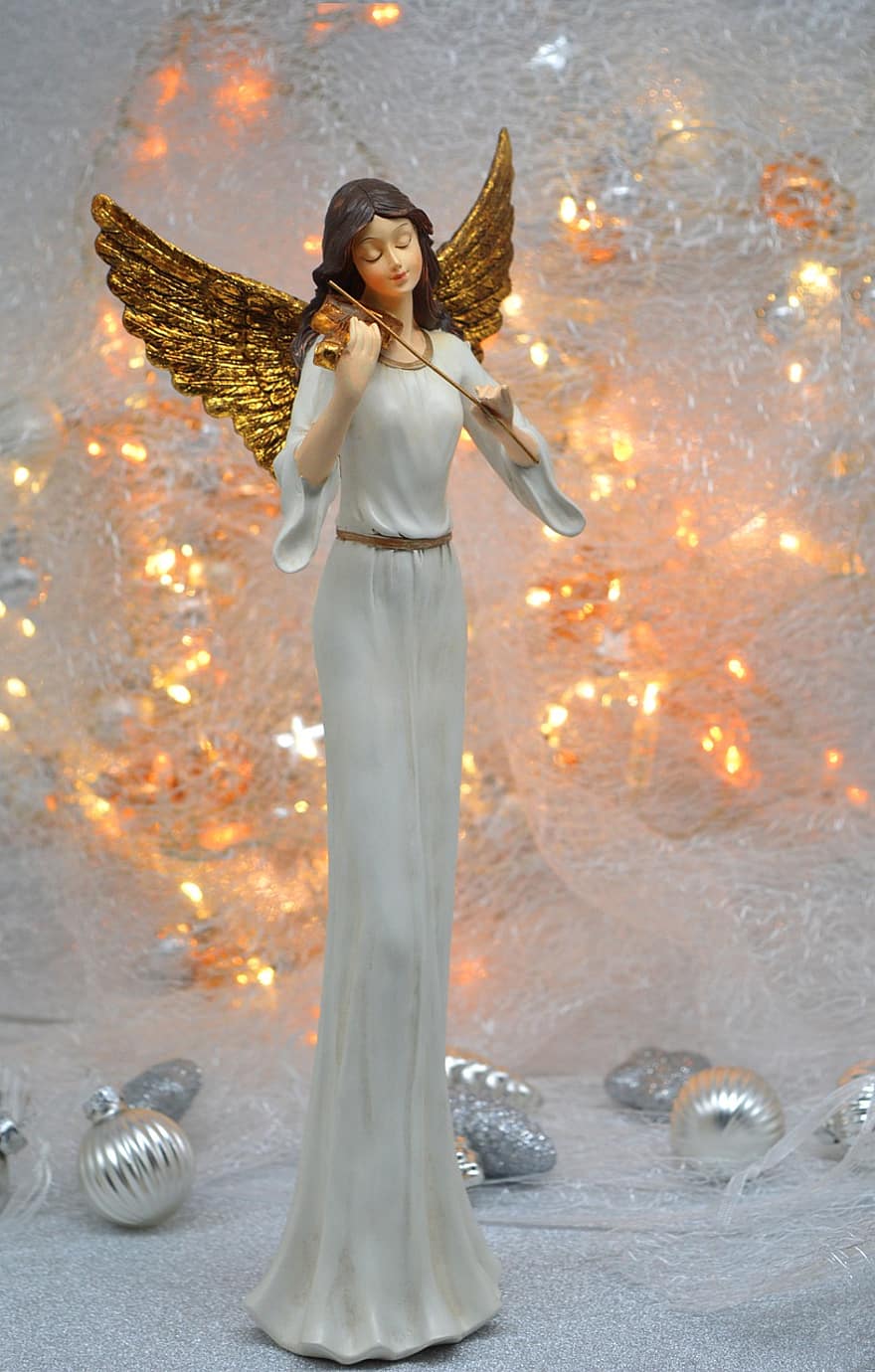 świąteczny anioł, Boże Narodzenie, światła, świąteczne dekoracje, skrzypce, złote skrzydła, czas świąt, anioł, motyw świąteczny
