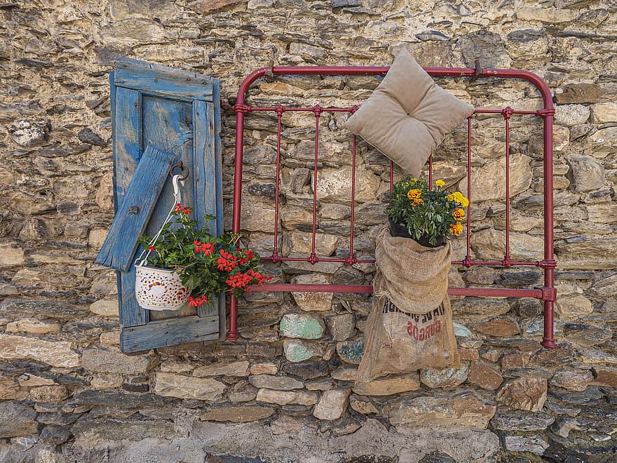 Décoration Urbaine, décoration de rue, fleurs, Mur habillé, Bagergue, lleida, catalogne, fleur, plante, été, pot de fleur