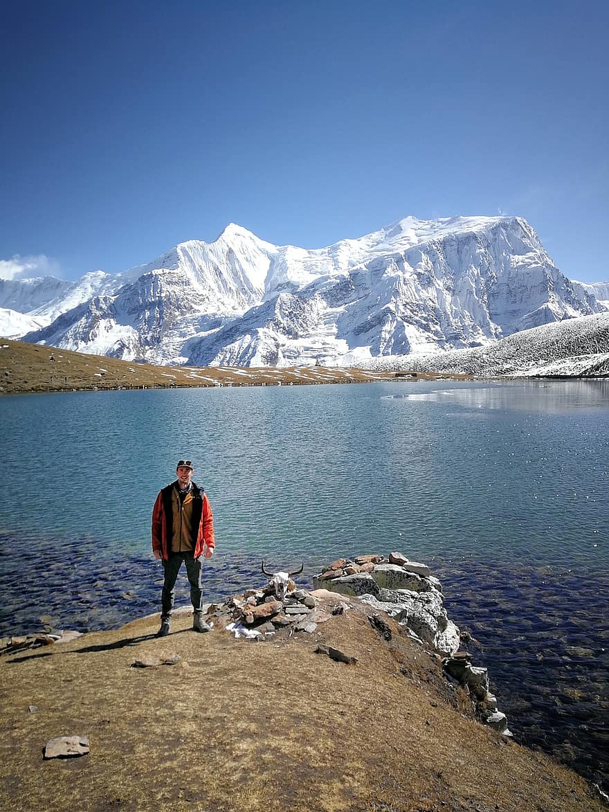 montañas, nieve, lago, hombre, montañas nevadas, Nepal, lago de montaña, estar, en pie, caminante, alpinista