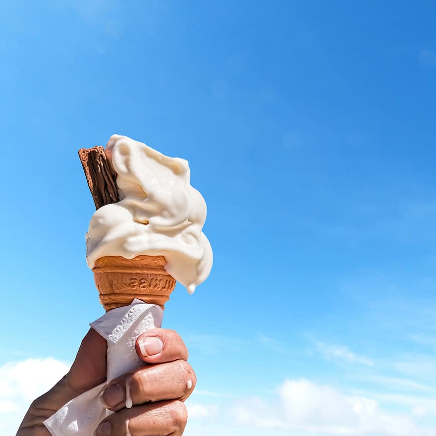 आइसक्रीम, बर्फ, कॉर्नेट, शंकु, आकाश, नीला, बादलों, पृष्ठभूमि, हाथ, पकड़े, पिघल