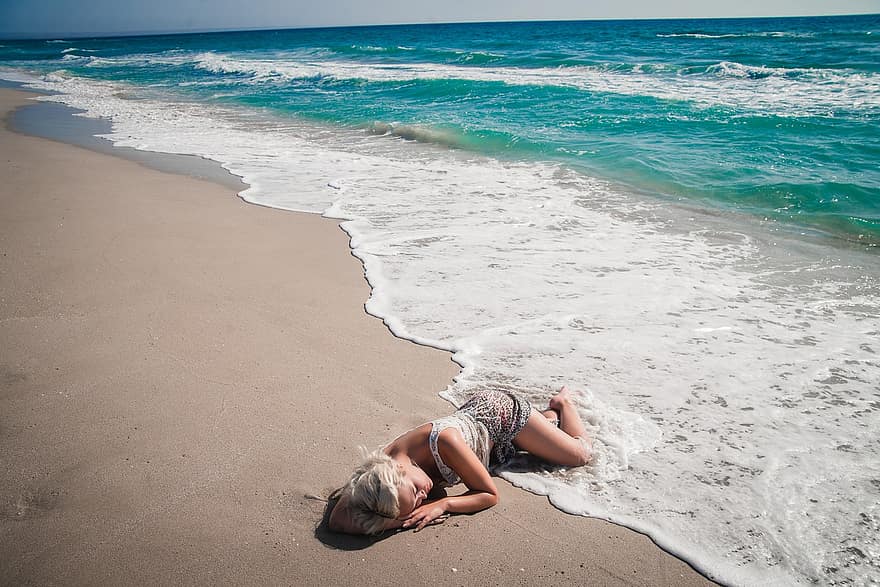 fille, mer, plage, par la mer, reflux, écume de mer, en train de dormir, endormi, mensonge, allongé, le sable