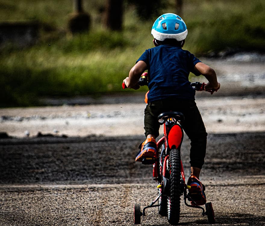 niño, montando una bici, paseo en bicicleta, deporte, ciclismo, Deportes extremos, bicicleta, casco deportivo, aventuras, equitación, divertido