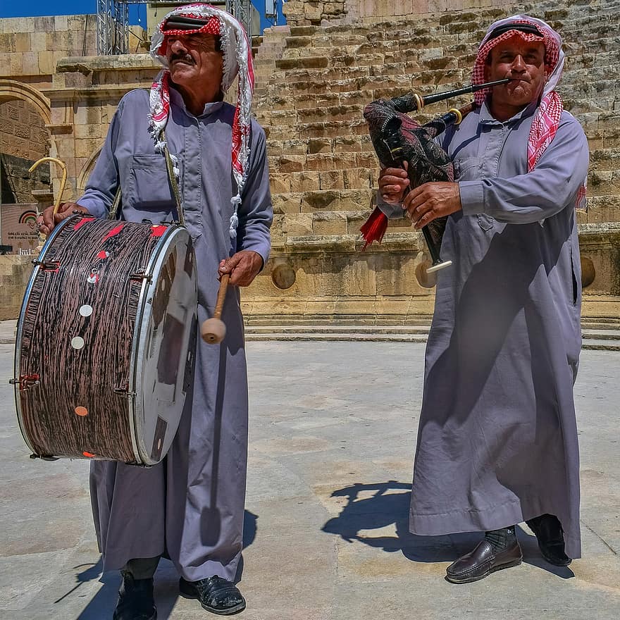 Musiker, traditionelle Musik, Instrument, Tradition, Kostüm, Musik-, Performance, Tourismus, Jordanier, antikes Theater, Jordan