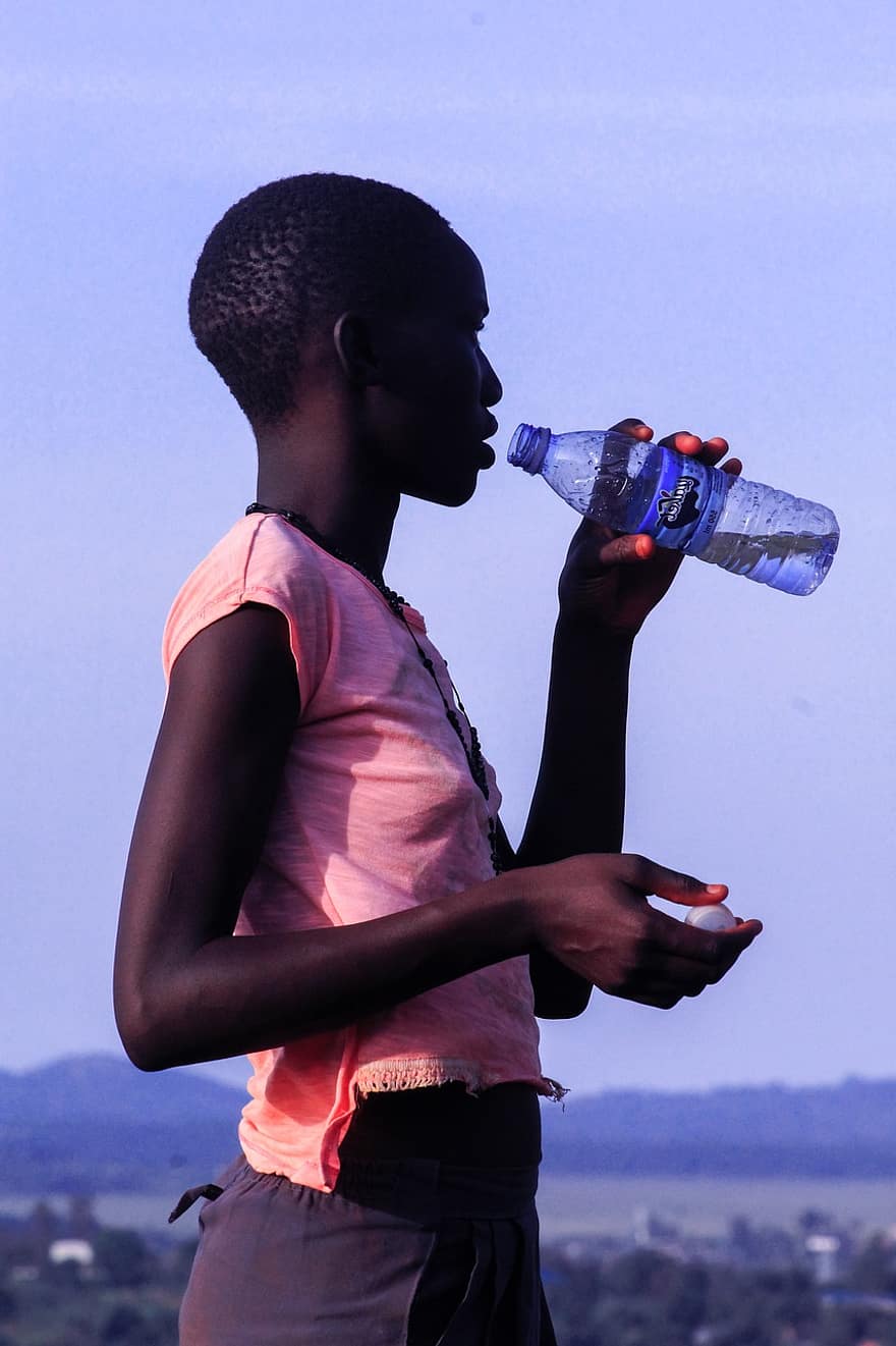 يشرب ، العطش ، زجاجة ، ماء ، طفل ، كمبالا ، أوغندا ، رجال ، شخص واحد ، ممارسة ، رياضة