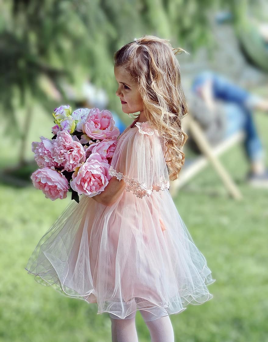 vaikas, asmuo, maža mergaitė, graži, ilgi plaukai, garbanoti plaukai, gėlių puokštė, pakilo, rožinis, ranka, suknelė