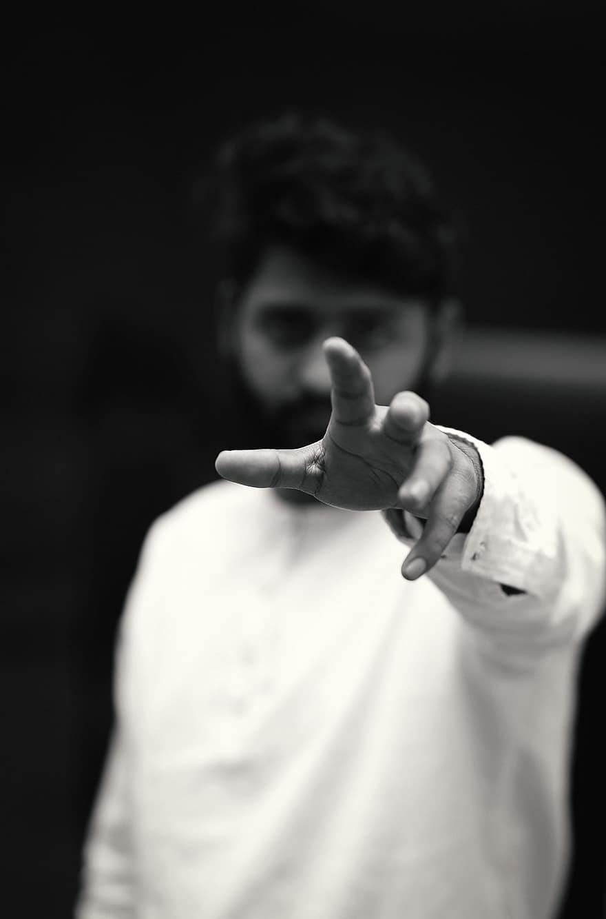 homme, tendre la main, portrait, pakistanais, noir et blanc