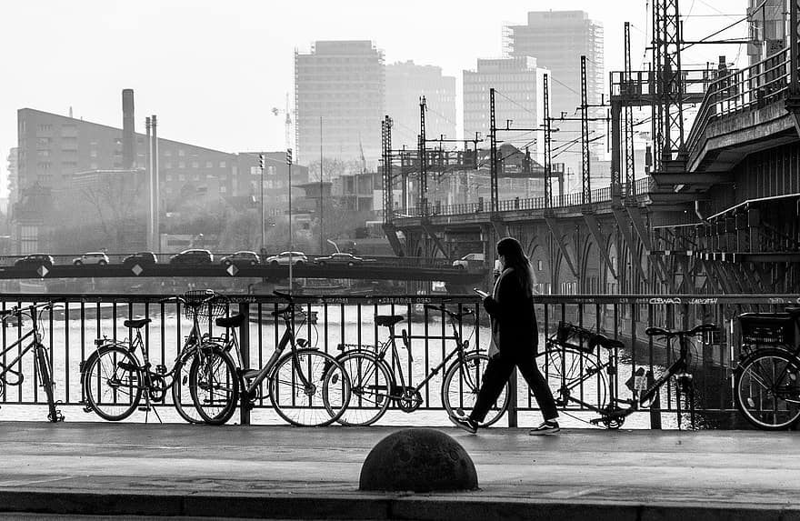 miesto vaizdą, nespalvotas, tiltas, miestas, pastatas, kelionė, vyrai, siluetas, juoda ir balta, dviračiu, architektūra