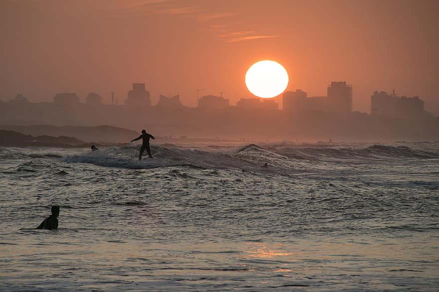 tramonto, spiaggia, silhouette, uomo, surfer, tavola, fare surf, acqua, mare, estate, punta del este