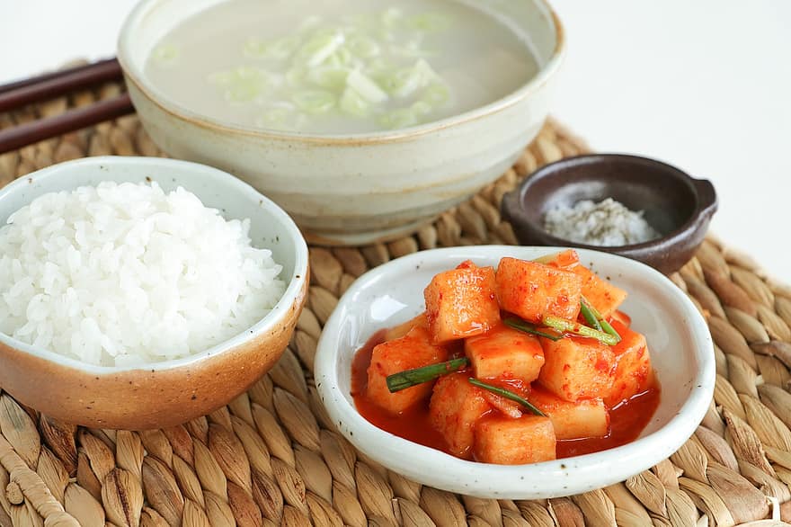 Kimchi, danie, jedzenie, kimchi koreańskie, koreańskie jedzenie, kkakdugi, Rzodkiew Kimchi, tradycyjne jedzenie, kuchnia jako sposób gotowania, przystawka, Ryż