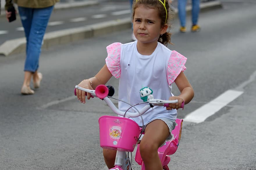 ребенок, девушка, велосипед, езда на велосипеде, малышка, дитя, детство, досуг, Дорога, улица