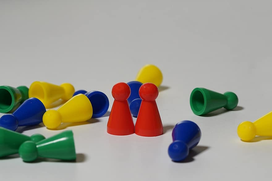 postacie z gry, gra planszowa, plastikowe zabawki, czas wolny, wielobarwne, zbliżenie, niebieski, żółty, zielony kolor, tła, Praca zespołowa
