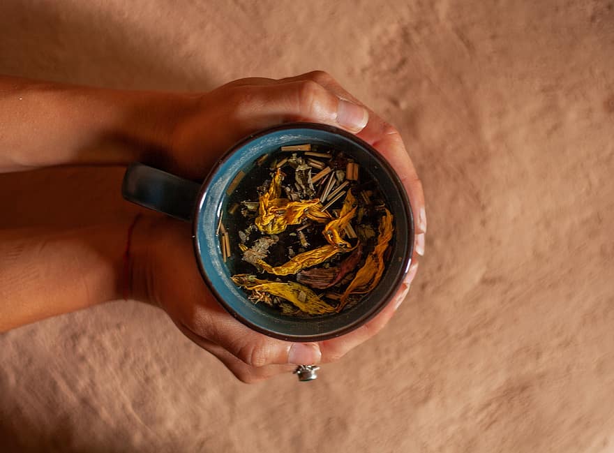 чай, пити, чашка, чайне листя, квіти, напою, кухоль, руки