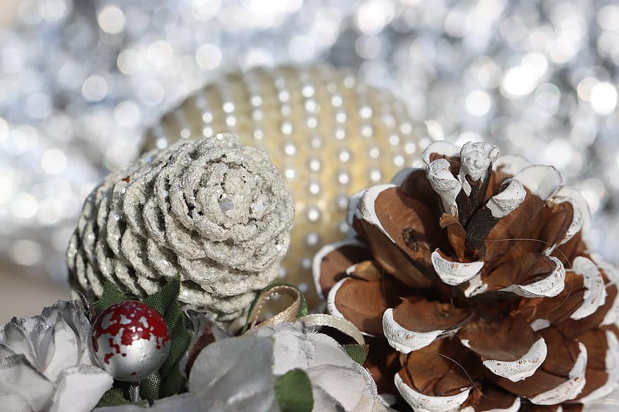Boże Narodzenie, szyszki sosnowe, dekoracje, sieczka, grudzień, ozdoby, świateczne ozdoby, ozdoby świąteczne